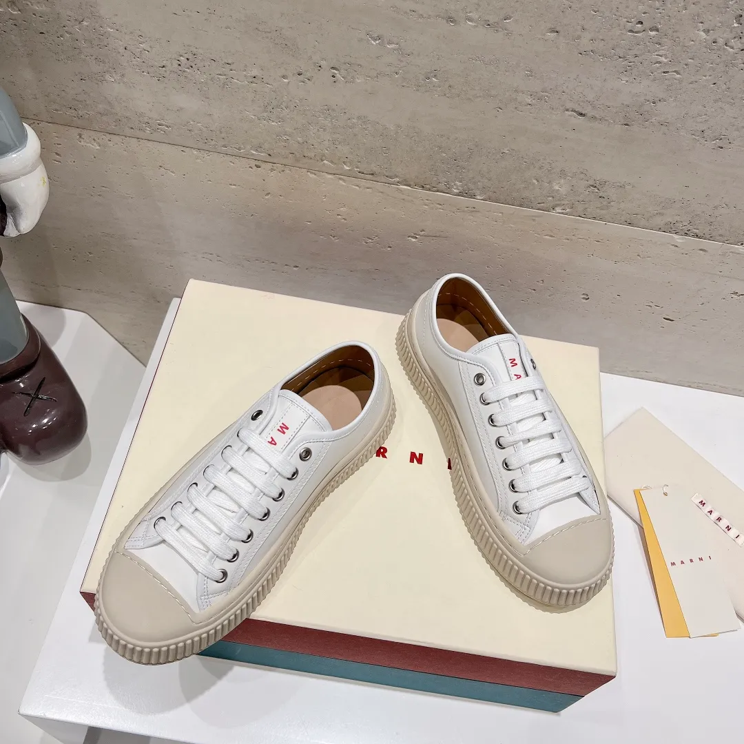 👟👟Ex-factory price 480👟👟 (exclusive top quality) Marni|Mary Jane big head doll shoes‼ ️Upgraded outsole, consistent lasting process with the original version, upgraded to the latest official original packaging‼ ️ Mani’s incomparable and versatile white shoes! I'm tired of the regular white shoes, so I bought a pair of different style thick-soled big-toe shoes. Paris International Fashion Week catwalk model, purchase-level version, all Internet celebrities wear it, Song Zuer, Zhao Lusi, Huo🔥 Show... [4.5cm increased sole] Not bulky, light and soft, comfortable on the feet! It feels very good on your feet and doesn't scratch your feet at all! Extremely comfortable! Daily travel! Wear whatever you like regardless of the occasion, no fear of any dress code, no pressure to dress! ✔Upper: imported cowhide fabric ✔Inner lining: lambskin lining ✔Outsole: exclusive original molded 1:1 rubber outsole! Floating beige is not completely white. Difference between market currencies We are different‼ ️ ✔𝐒𝐢𝐳𝐞: 35-40